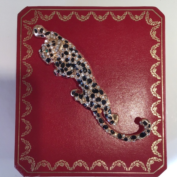 Fashionable Leopard gold tone brooch with rhinestones - Picture 2 of 6
